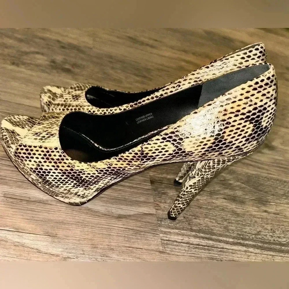 Vera Wang Lavender Size 9.5 Selima Beige Snakeskin Pumps - Picture 1 of 8